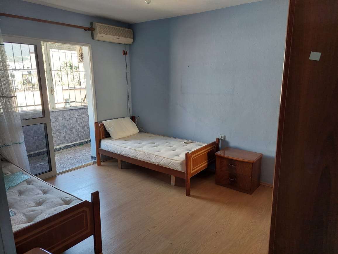 Shitet apartament 2+1 tek Xhamlliku